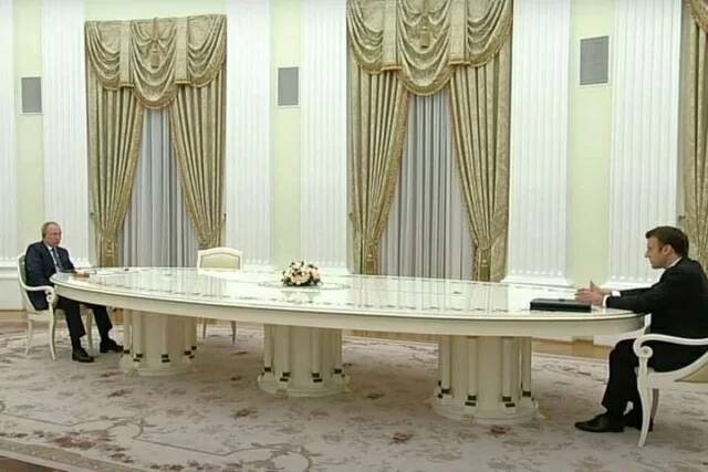 Стало известно, почему Путина и Макрона на переговорах разделял четырехметровый стол — Reuters