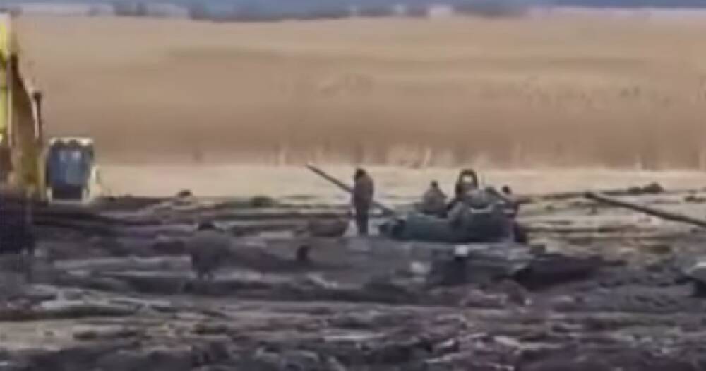 "Непобедимые" российские танки увязли в болоте под Ростовом (ВИДЕО)