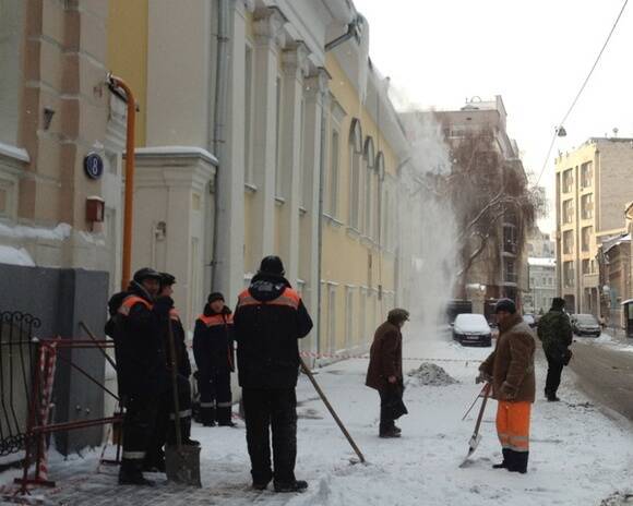 Четверо рабочих сорвались с крыши при уборке снега в Москве