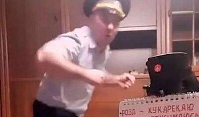 Полиция нашла тиктокера, который за донаты исполнял «танец петуха» в форме сотрудника ДПС (ВИДЕО)