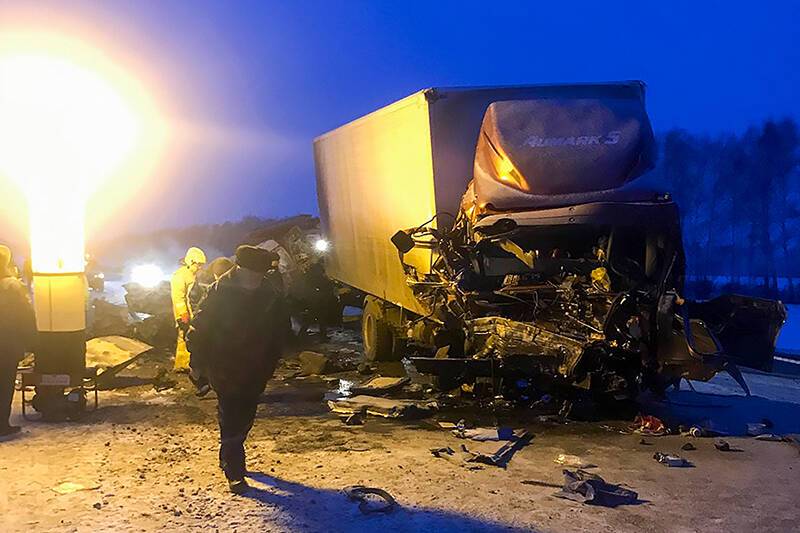 Четверо погибли в ДТП с грузовиком в Калмыкии