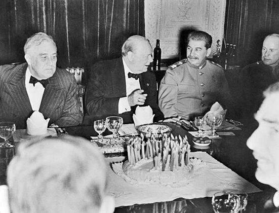 Чем Сталин кормил Черчилля на торжественном приёме в разгар войны - Русская семерка