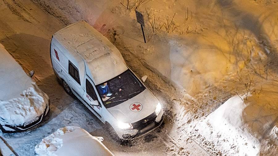 В Саратове мужчину госпитализировали после падения на него глыбы снега