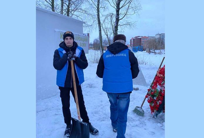 Волонтеры в Ленобласти очистили от снега территорию у военных мемориалов