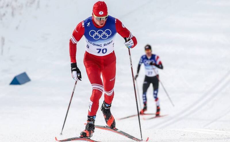 Российский лыжник Александр Большунов в гонке на 15 км забрал серебряную медаль Олимпиады