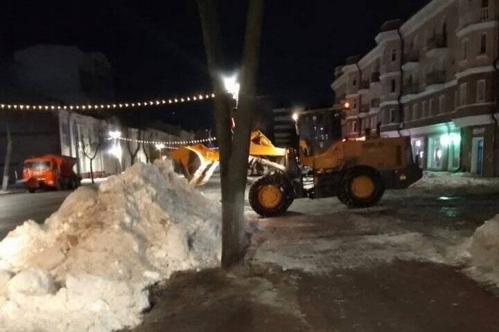В Курске дорожники в ночь на 11 февраля вывезли с улиц 742 тонны снега