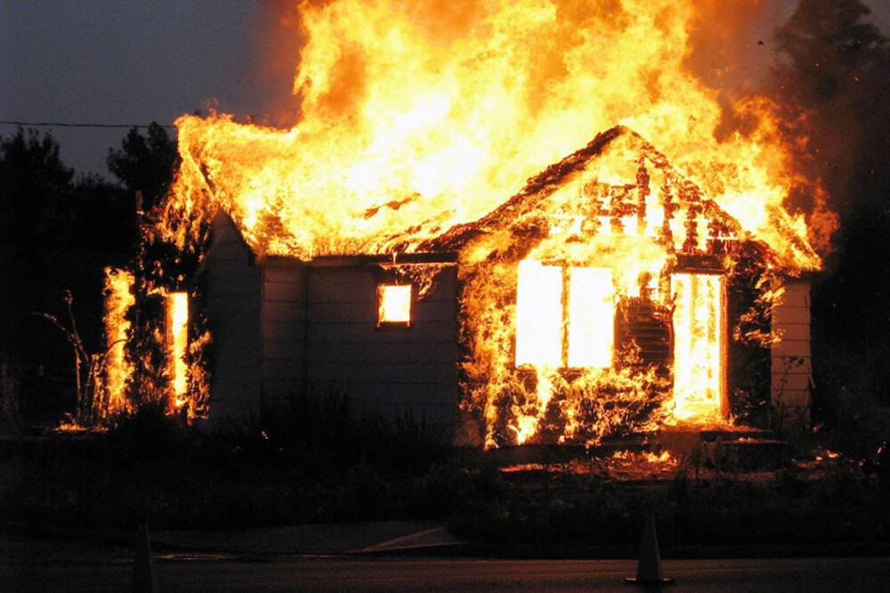 В ночном пожаре в Ивановской области сгорел большой дом под дачу