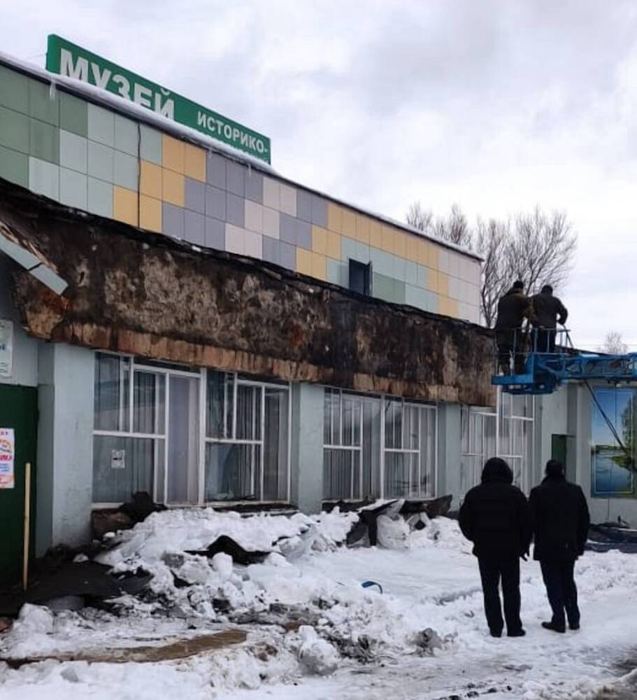 В Тверской области под тяжестью снега обвалился бетонный «козырек» на здании музея