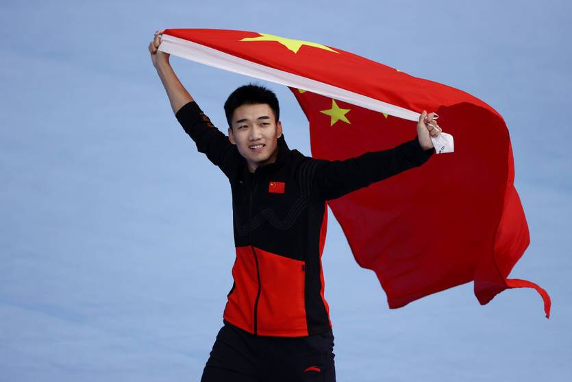 Китайский конькобежец выиграл на дистанции 500 м, установив олимпийский рекорд