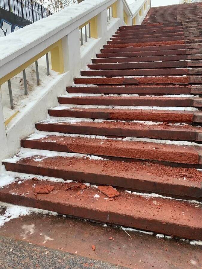 Отремонтированная Театральная лестница начала разрушаться в Нижнем Новгороде