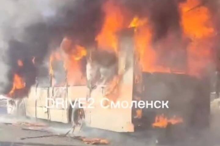 В Смоленске на улице Кирова загорелся троллейбус