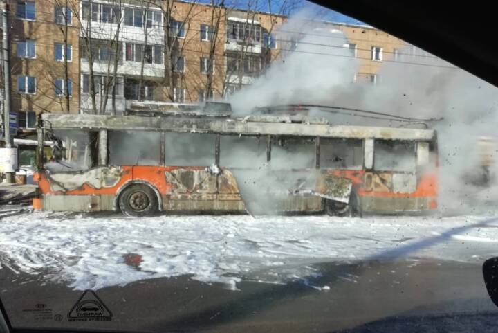 В центре Смоленска полностью сгорел троллейбус