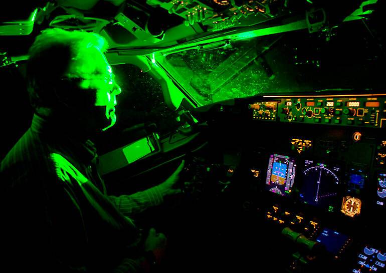Под Прагой неизвестный пытался лазером ослепить пилотов пассажирского самолета