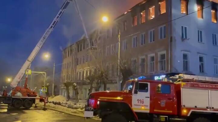У горящего в Подмосковье многоквартирного дома рухнула крыша