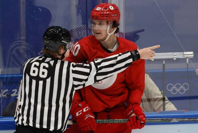 Российский хоккеист ударил соперника в голову на ОИ — расплата была мгновенной