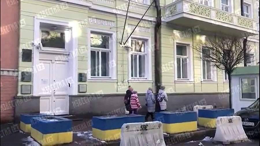 Захарова назвала снятие флагов с британского посольства в Киеве инфопарадом