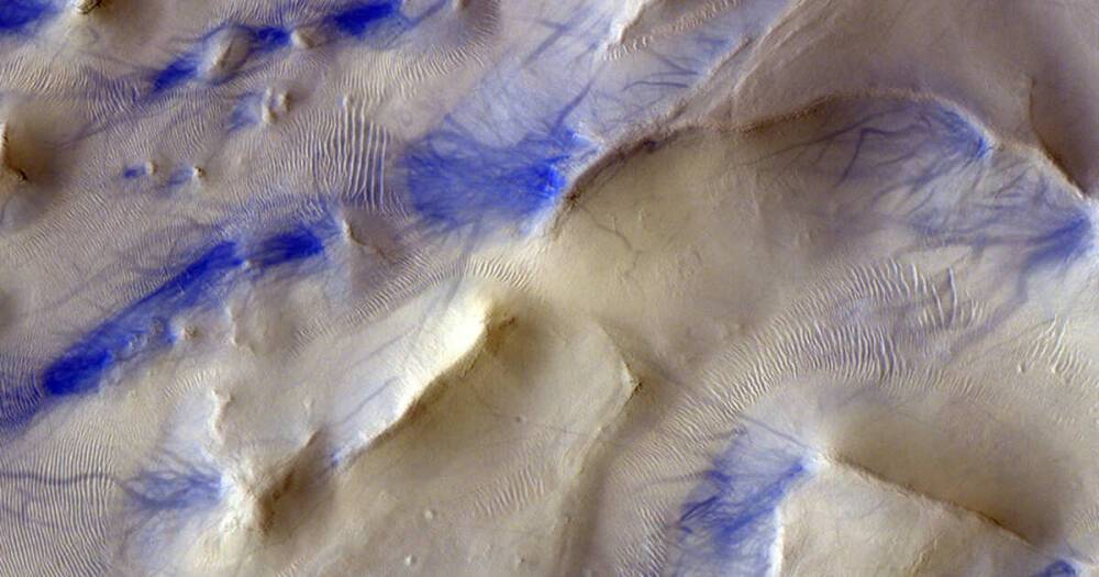 Роскосмос опубликовал изображение Марса со следами "пылевых дьяволов"