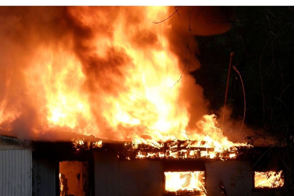 Женщина получила ожоги во время пожара в бане в Гатчине