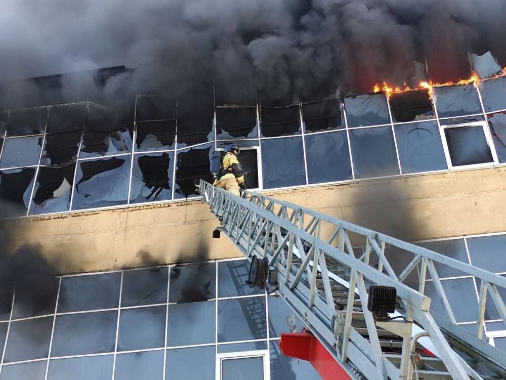 В Челябинске один человек пострадал при пожаре на территории лакокрасочного завода