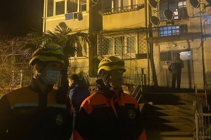 Жителей жилого дома в Сочи эвакуировали из-за трещины в здании
