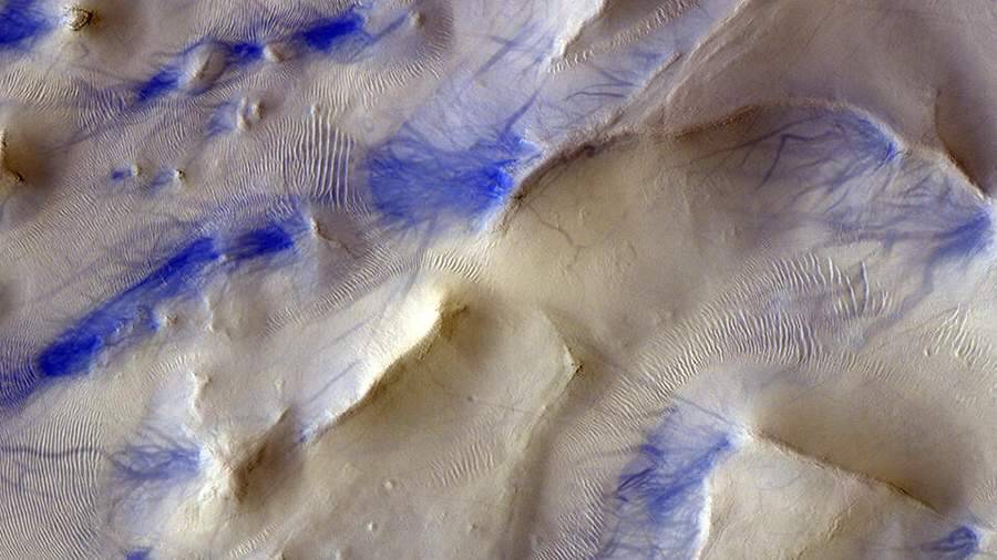 «Роскосмоса» и ЕКА показали новые фото Марса со следами «пылевых дьяволов»
