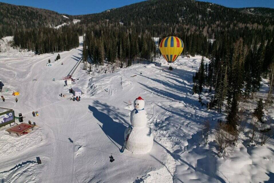 Жители Твери посвятили 12-метровый снеговик российским олимпийцам