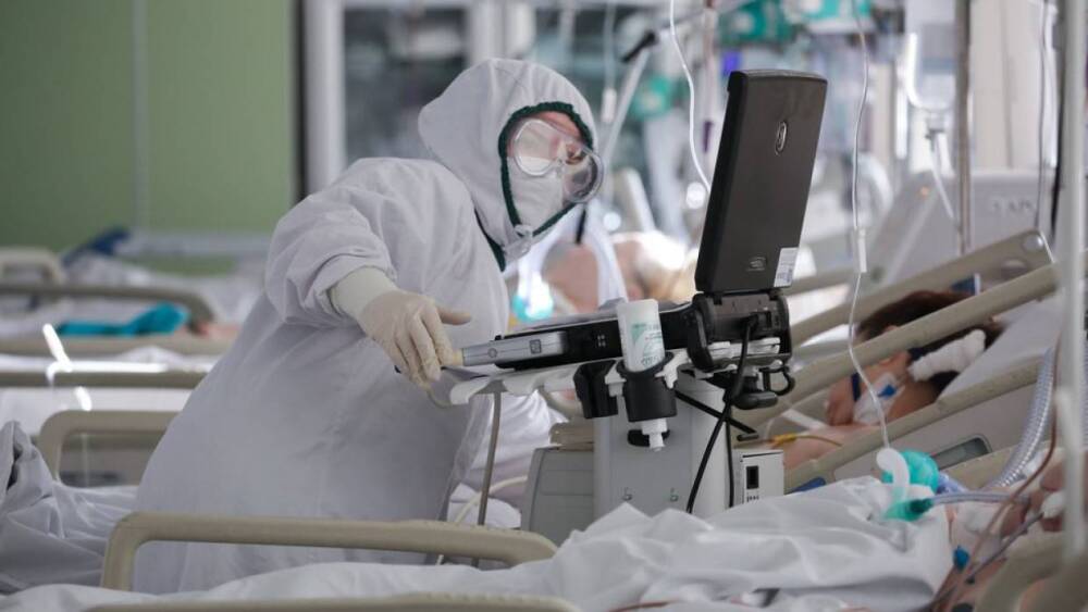 Коронавирус унес жизни 72 петербуржцев за сутки