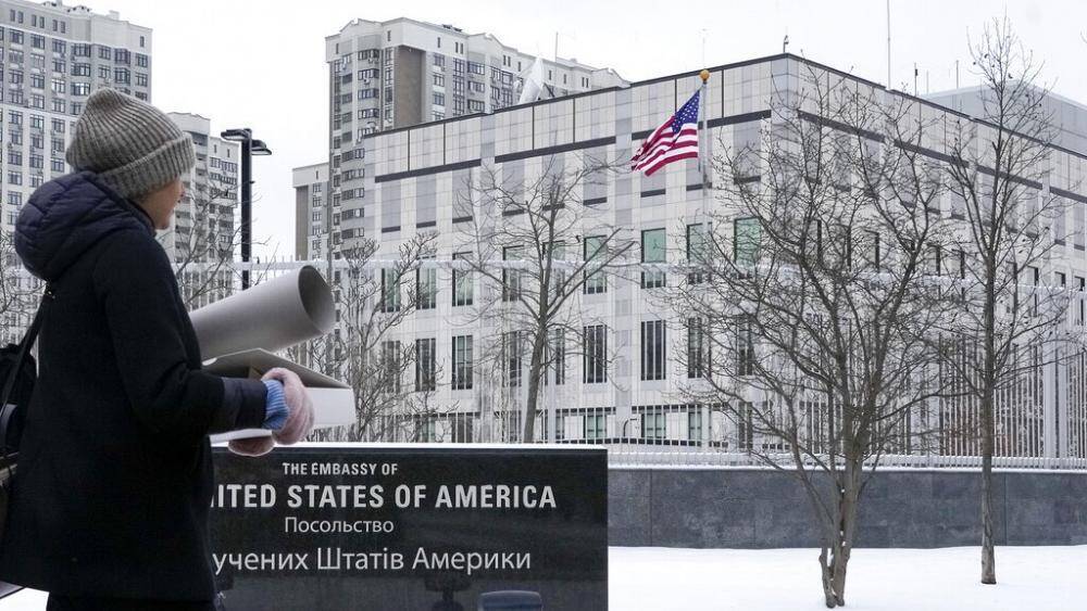 Американские и европейские дипломаты покидают Киев