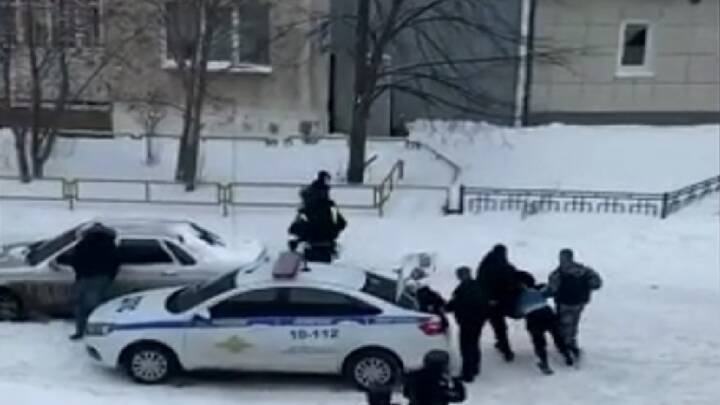 На видео сняли задержание мужчины, устроившего стрельбу в Среднеуральске