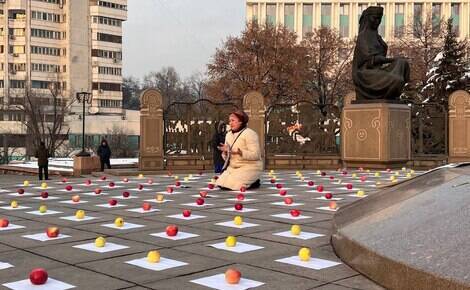 В Алма-Ате после траурного митинга памяти к монументу независимости пришла вдова умершего мужа