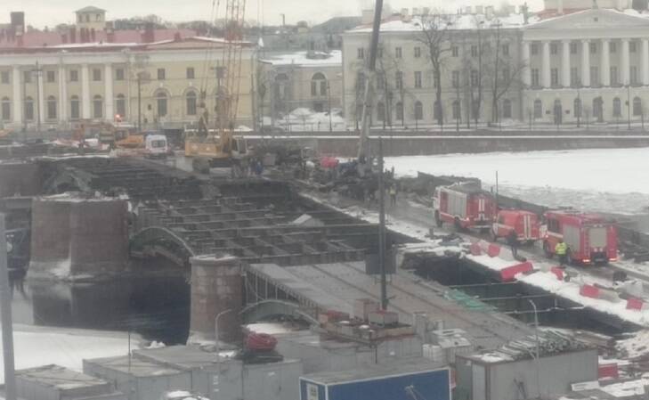 При реконструкции Биржевого моста в Петербурге с высоты сорвался рабочий