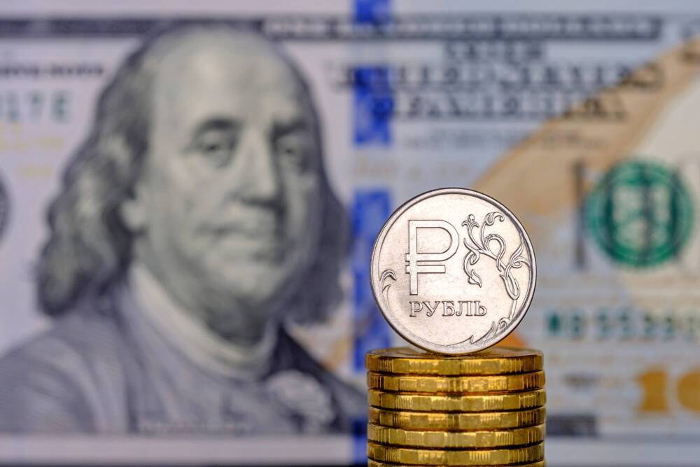 Изменение тренда курса рубля к доллару США: стоит ли продавать американскую валюту