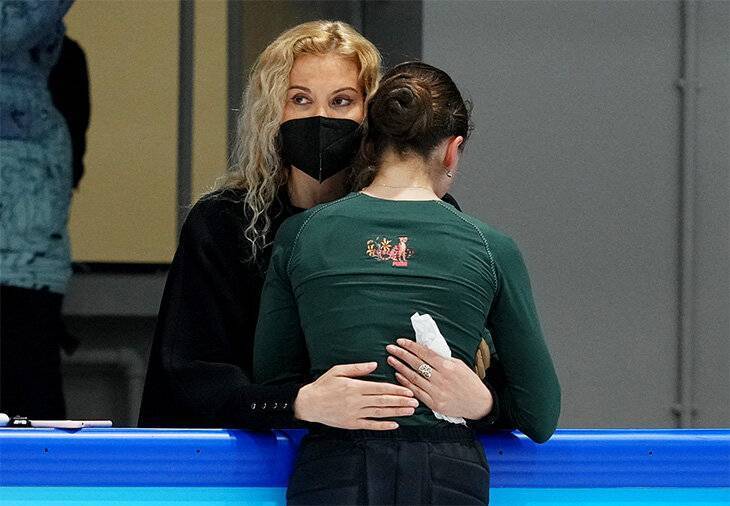 Камила Валиева расплакалась на плече у Тутберидзе во время тренировки на ОИ-2022 в Пекине