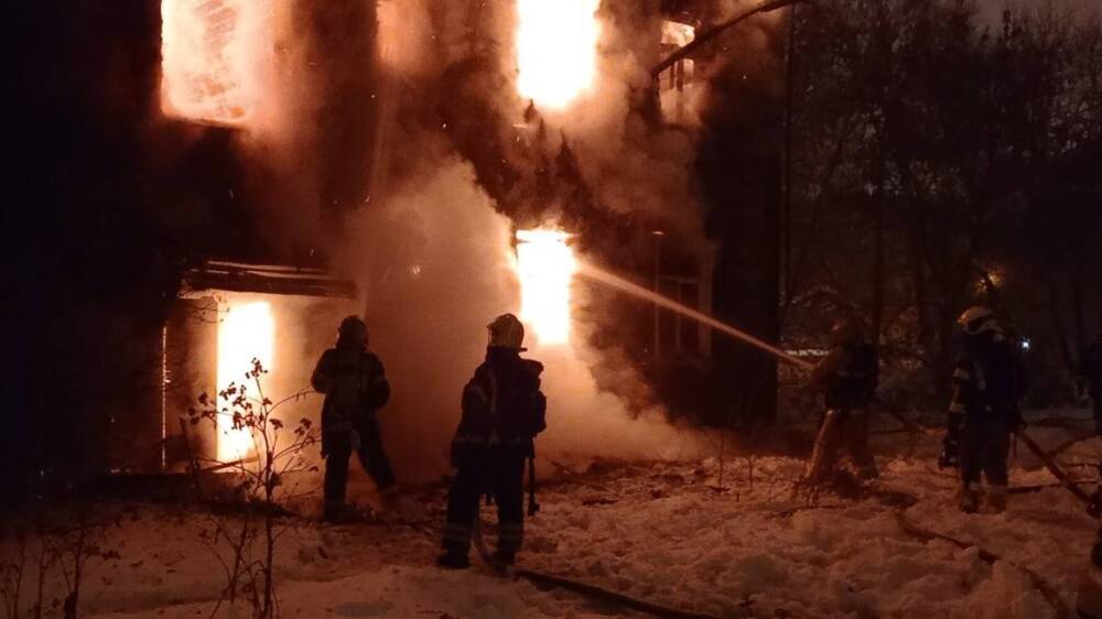 Пожар в частном доме унес жизни четырех человек в Красноярском крае