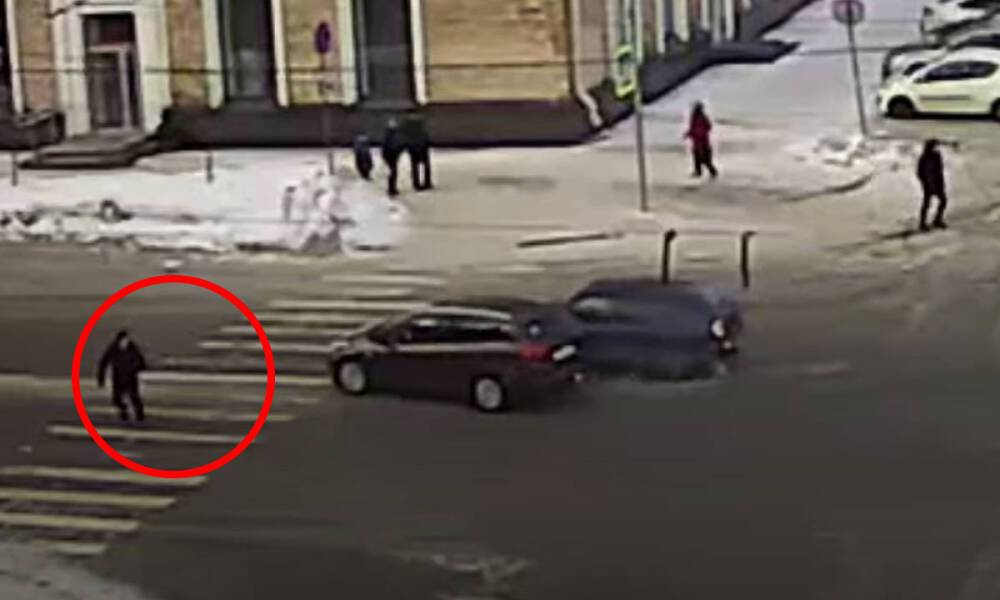 В центре Петрозаводска пешеходу пришлось убегать от автомобиля