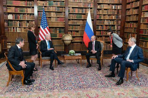 Песков заявил, что, несмотря на диалог, отношения между Россией и США «фактически лежат на полу»