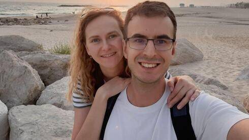 Влюбленные врачи Марина и Дима из России готовятся лечить израильтян