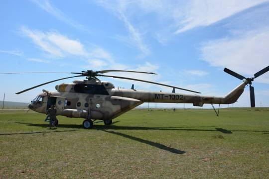 В ЯНАО вертолет МИ-8 аварийно приземлился в поле: на борту было 19 человек