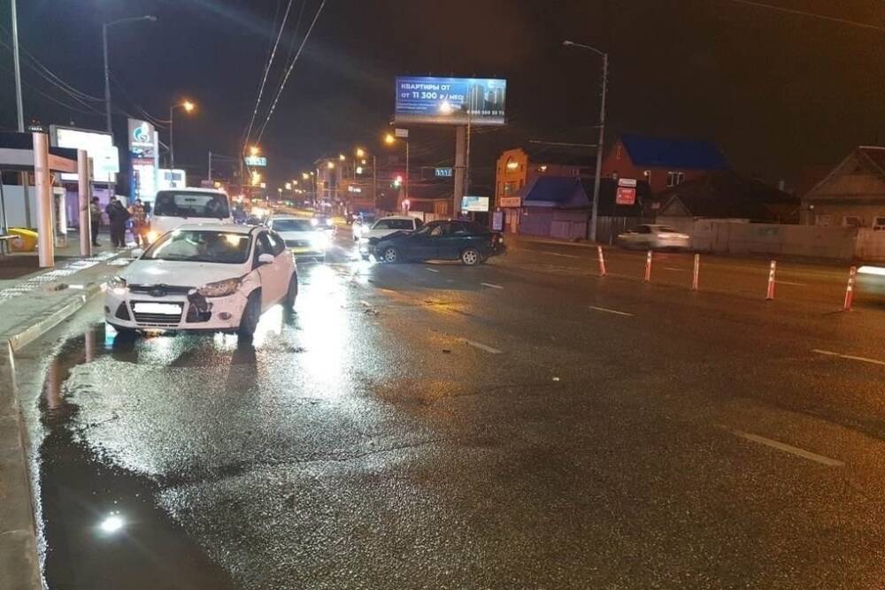 Лишённый прав водитель устроил тройное ДТП в Краснодаре, пострадали два человека