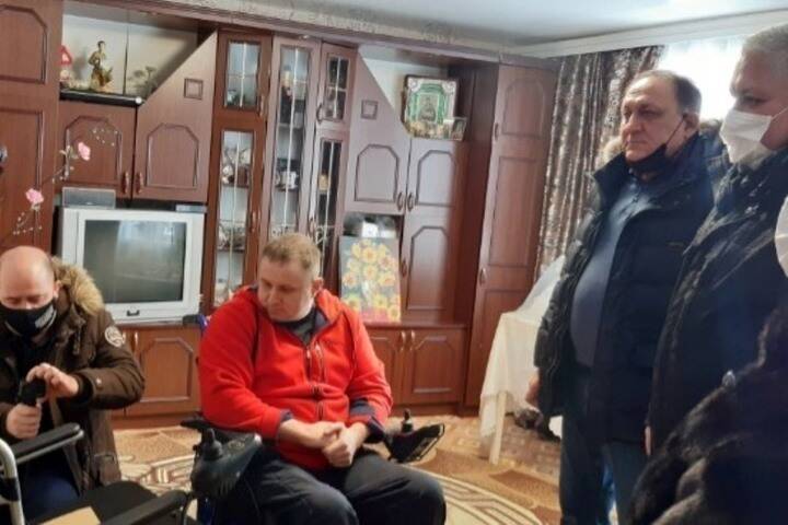 Депутат приобрел для жителя Бондарей инвалидную коляску за 100 тысяч рублей
