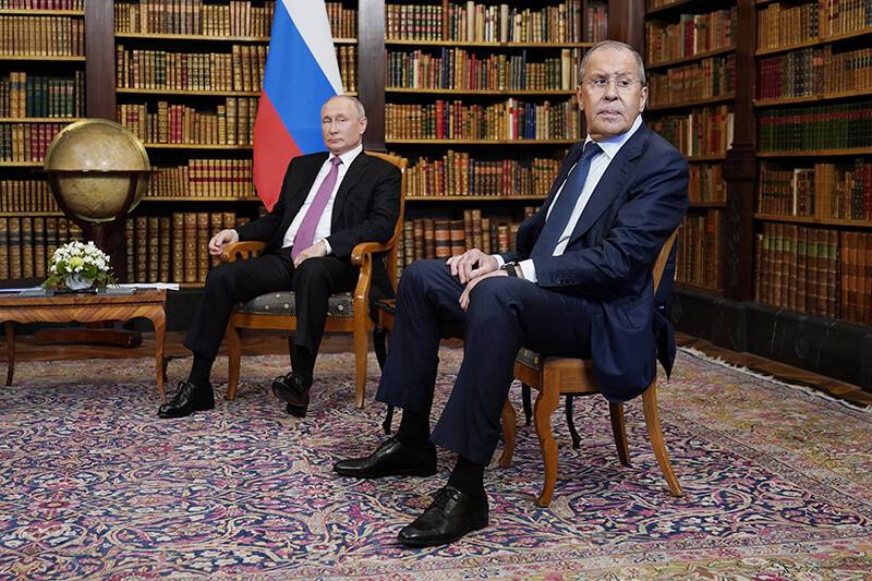 Лавров доложил Путину о реакции России на ответы США по гарантиям безопасности