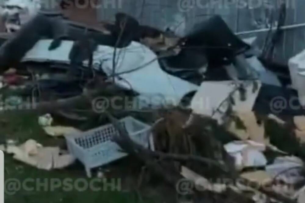В Сочи неизвестные на белом грузовике устроили свалку вблизи жилых домов