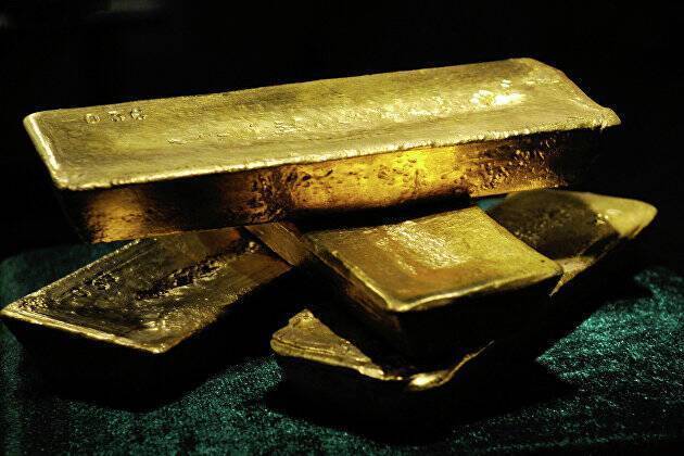 Апрельские фьючерсы на золото дорожают до $1865,65 за тройскую унцию на уходе инвесторов от риска