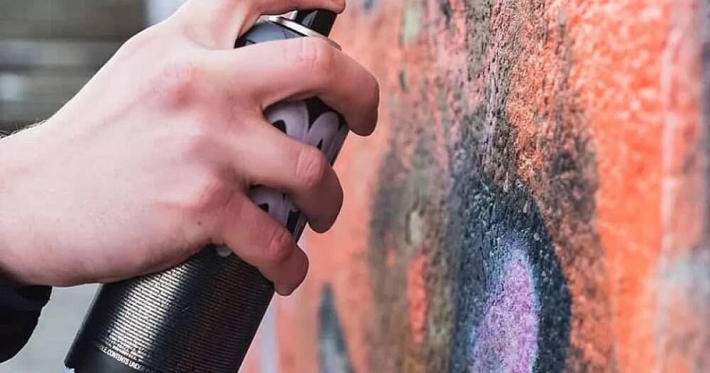 Возмещение ущерба: в Краснодаре авторов незаконных граффити будут наказывать рублем