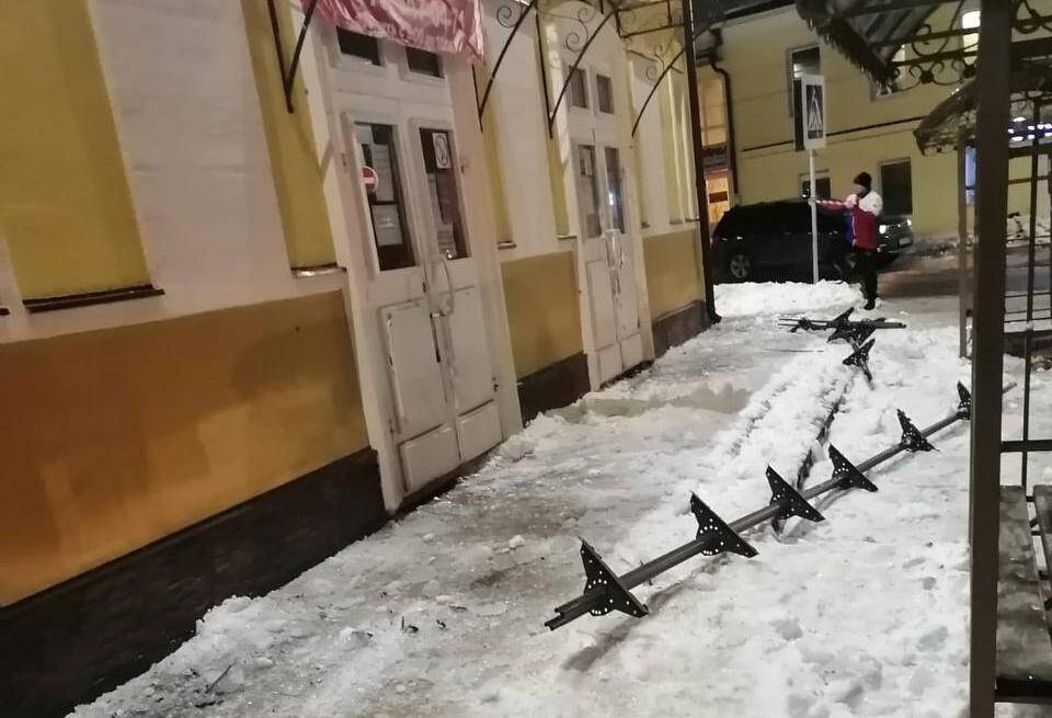 В Тверской области на голову девушке рухнула металлическая конструкция со льдом