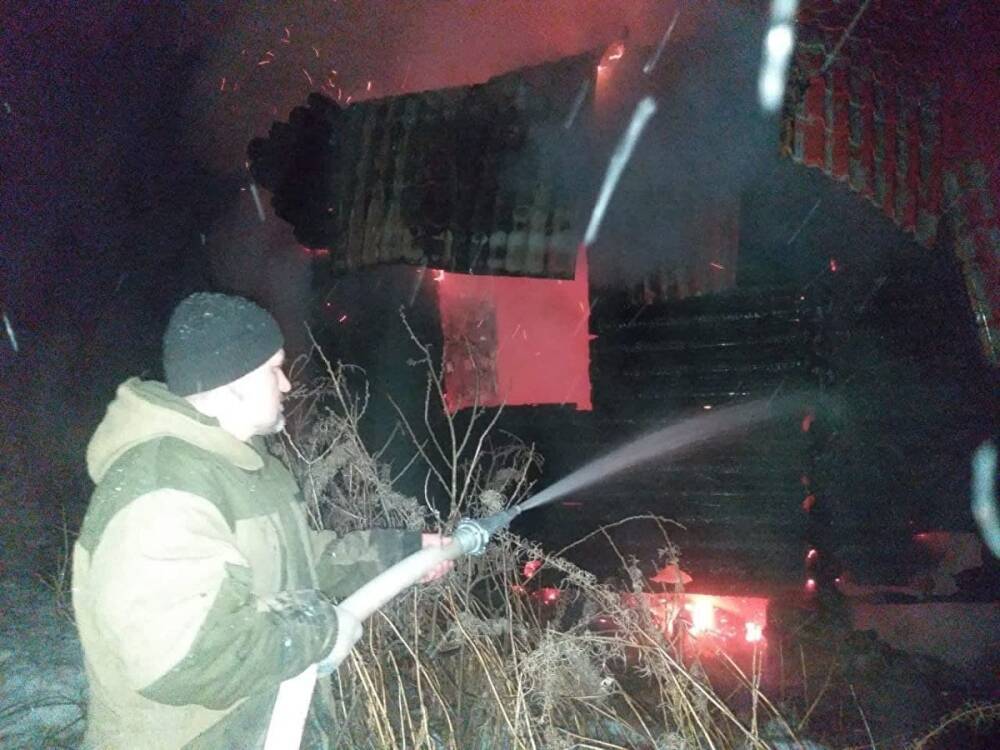 В Челябинской области рядом с нацпарком произошел большой пожар на турбазе