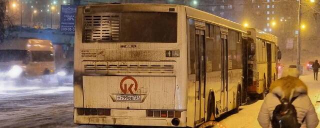 В Красноярске на остановке в Солнечном загорелся автобус с пассажирами