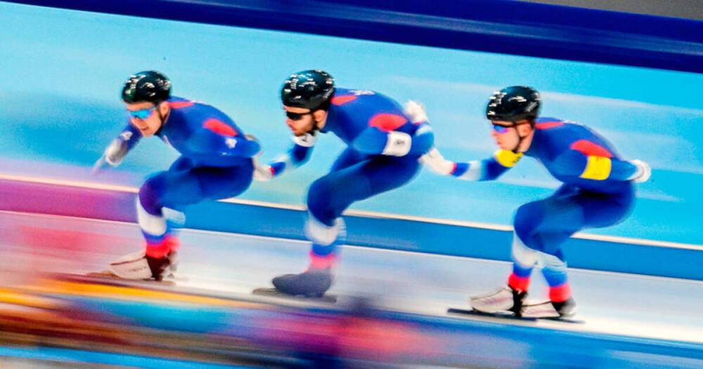 Конькобежцы из России выиграли серебро Олимпиады в командной гонке
