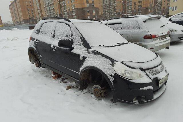 В Новосибирске неизвестные сняли колеса с иномарки депутата горсовета Бурмистрова