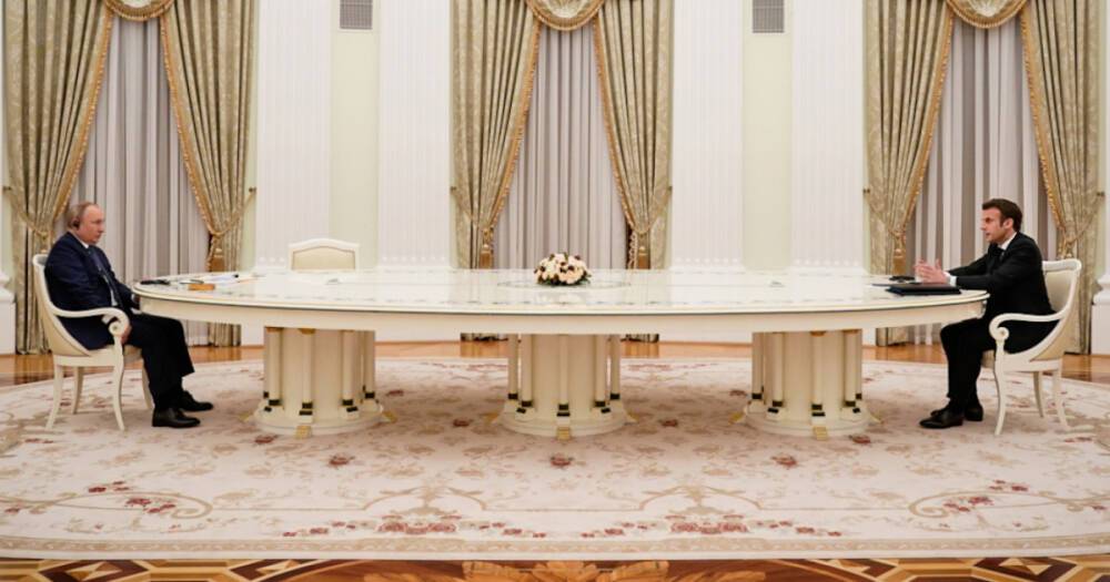 Die Welt раскрыла тайну длинного стола Путина, за которым он принимает гостей